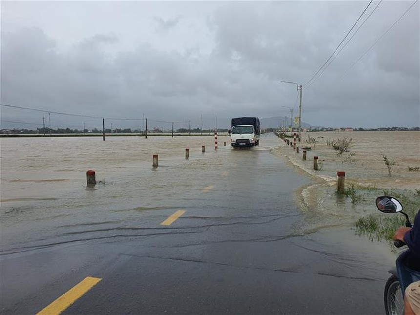 Thời tiết ngày 17/11: Từ Thừa Thiên - Huế đến Bình Định có nơi mưa rất to - Ảnh 1. Ngày 17/11, mưa ở Trung Bộ giảm dần - Ảnh 1.