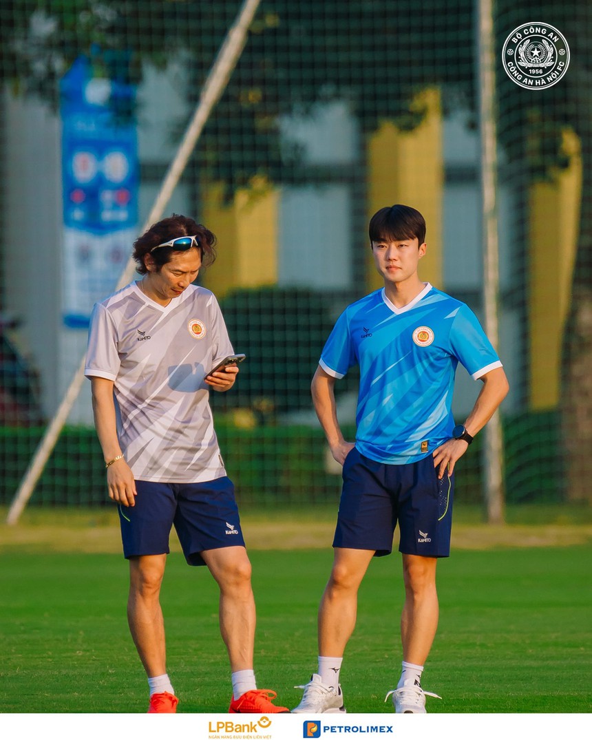 Tin nóng bóng đá Việt sáng 19/11: HLV Troussier siết chặt kỷ luật, HLV Gong gặp khó khăn đầu tiên tại CAHN - Ảnh 3.