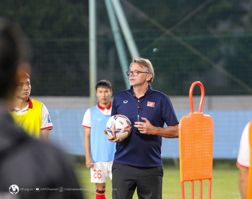 HLV Troussier cùng học trò gấp rút tập luyện, đợi đối thủ Iraq - Ảnh 3.