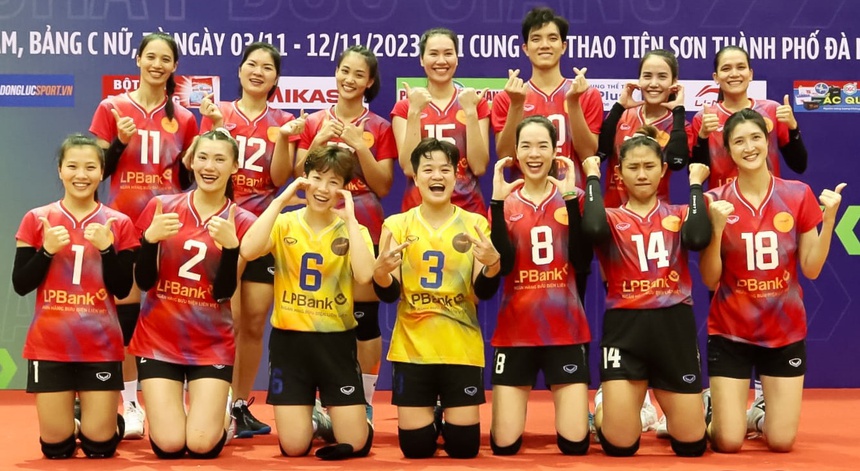 Bích Tuyền (thẳng phía sau Lê Thanh Thúy số 8) chơi cực xuất sắc, góp công lớn giúp Ninh Bình LVPB VĐQG 2023 nhưng vẫn không được bầu là VĐV tấn công xuất sắc nhất