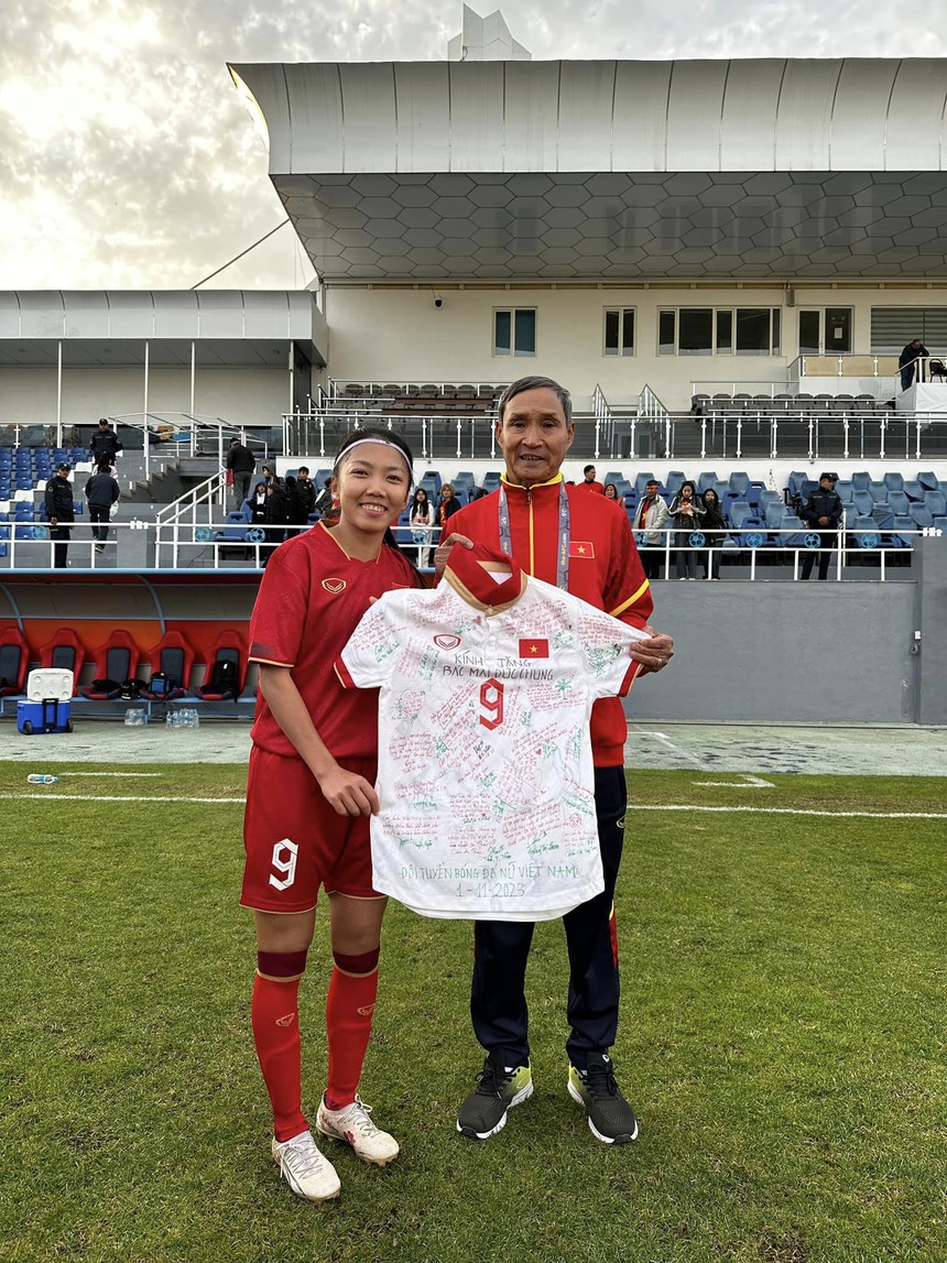 Huỳnh Như tri ân HLV Mai Đức Chung