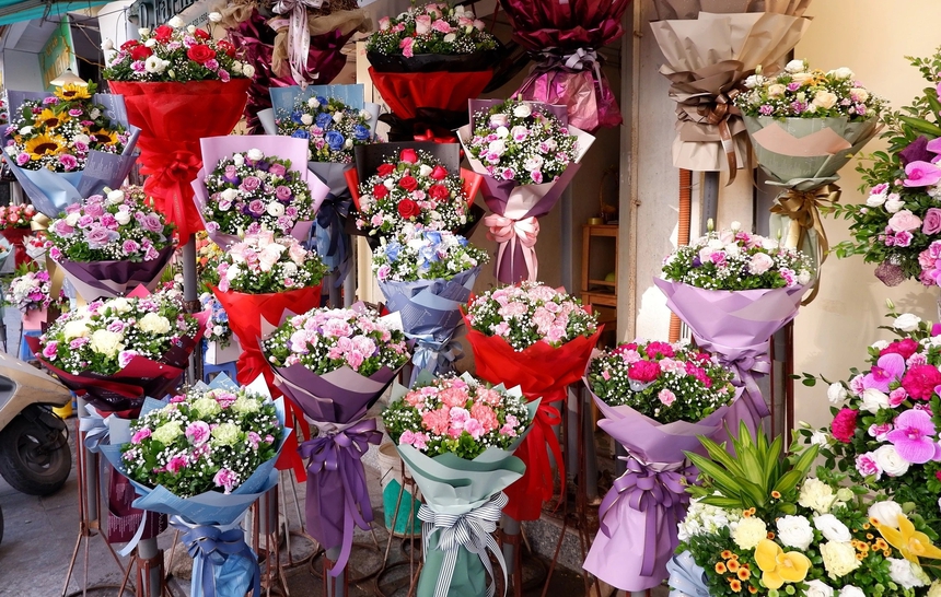 Đa dạng các mặt hàng hoa, quà tặng ngày 20/11 - Ảnh 1.