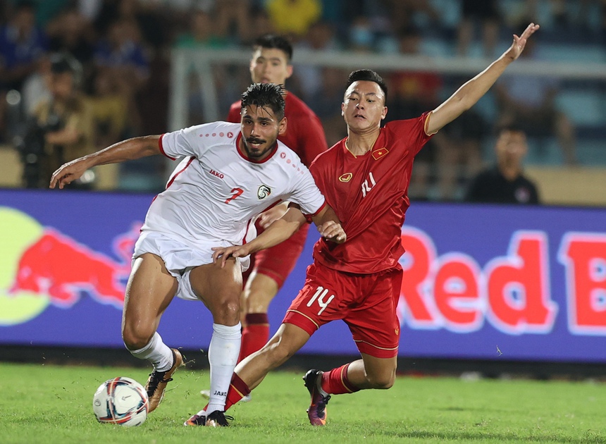 Đến lúc ông Troussier sẽ "ngửa bài"? - Ảnh 1. Đến lúc ông Troussier sẽ "ngửa bài"? - Ảnh 1.