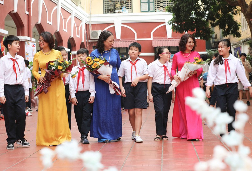 Mãi khắc ghi công ơn thầy cô - những người 'đưa đò' thầm lặng - Ảnh 3.