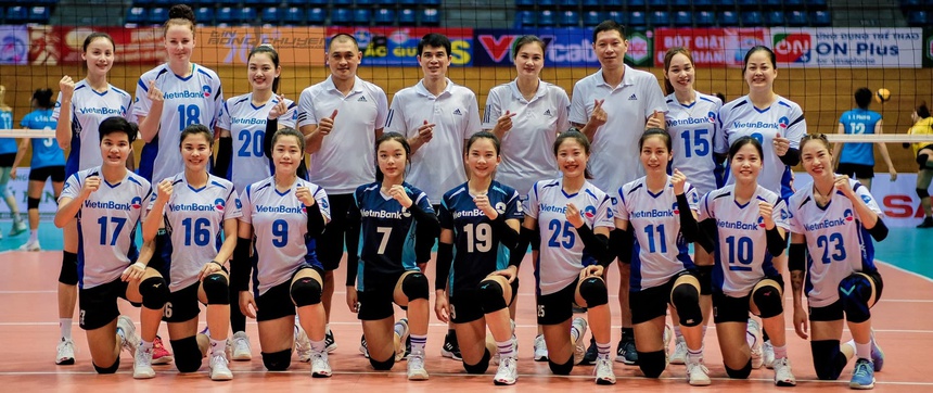 Hà Thị Hoa (ngoài cùng bên phải, hàng sau) cùng Ngân hàng Công Thương xuất sắc giành vị trí thứ 5 chung cuộc ở giải vô địch bóng chuyền Việt Nam 2023