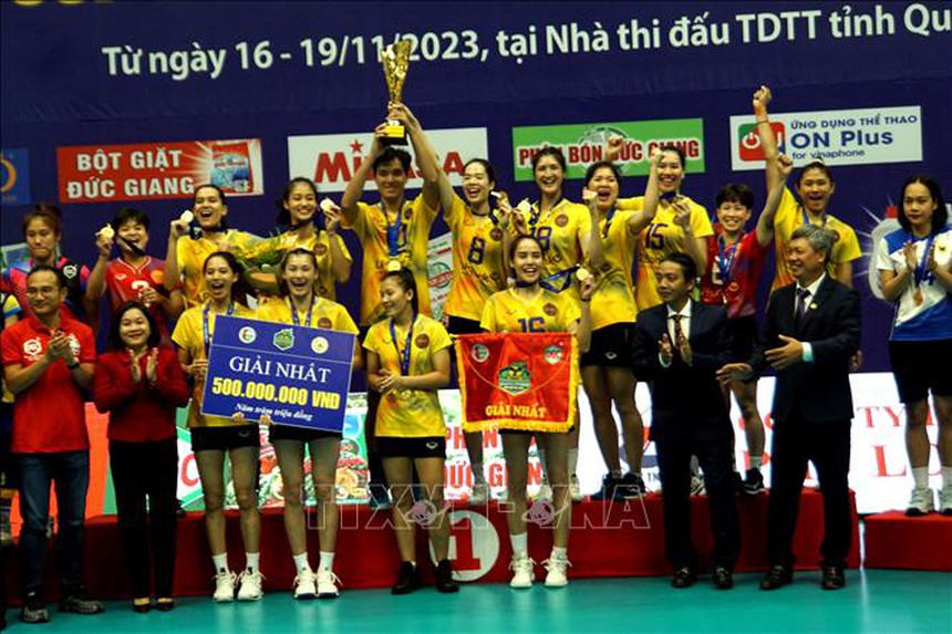 Đội bóng chuyền Việt Nam nhận mưa tiền thưởng trong ngày Kiều Trinh lập cú đúp Hoa khôi  - Ảnh 2.