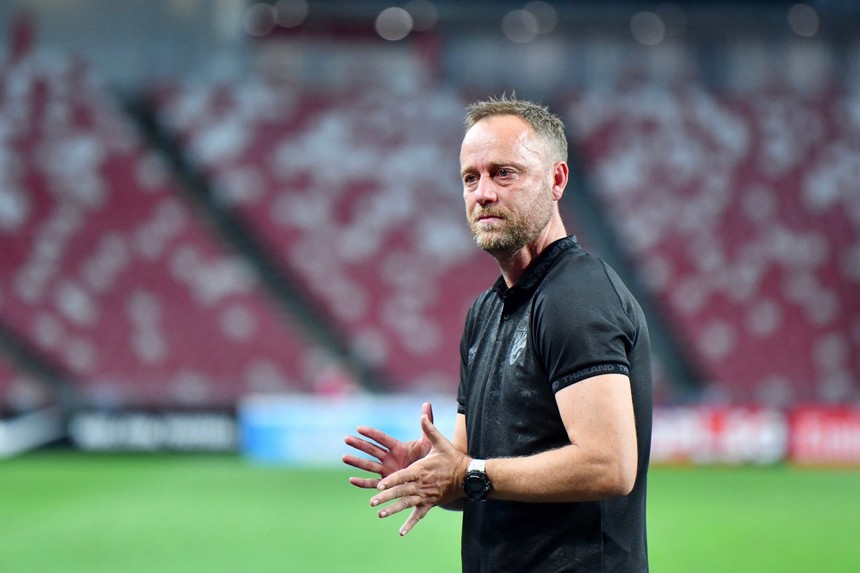 HLV Polking có hành động lạ, tương lai càng trở nên khó đoán - Ảnh 3. HLV Polking có hành động lạ, tương lai càng trở nên khó đoán - Ảnh 3.