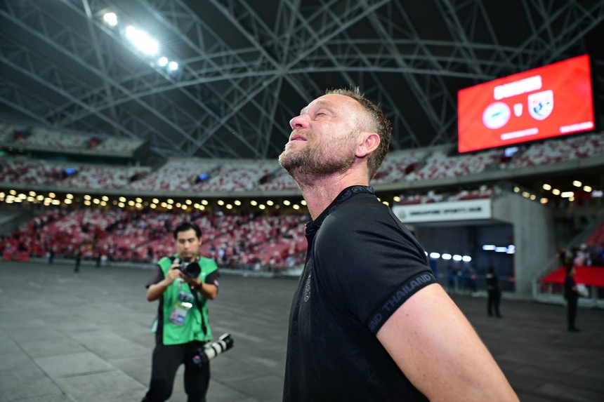 HLV Polking có hành động lạ, tương lai càng trở nên khó đoán - Ảnh 2. HLV Polking có hành động lạ, tương lai càng trở nên khó đoán - Ảnh 2.