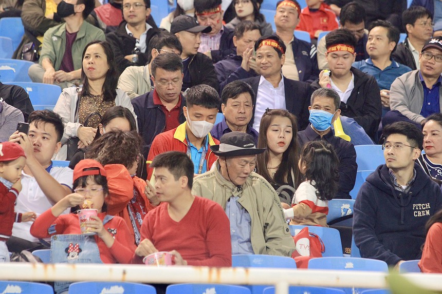 Bùi Tiến Dũng thể hiện tình cảm với gia đình, sau khi HLV Troussier không đăng ký thi đấu với Iraq - Ảnh 3.