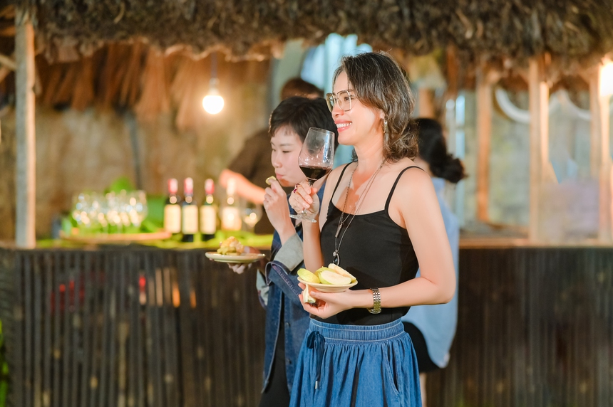 Hoa hậu Ngọc Khánh 'thị phạm' trước dàn người mẫu, gây ấn tượng vì nhan sắc trẻ trung - Ảnh 2.