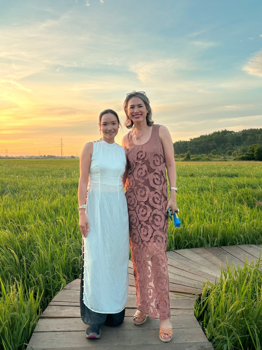 Hoa hậu Ngọc Khánh 'thị phạm' trước dàn người mẫu, gây ấn tượng vì nhan sắc trẻ trung - Ảnh 1.