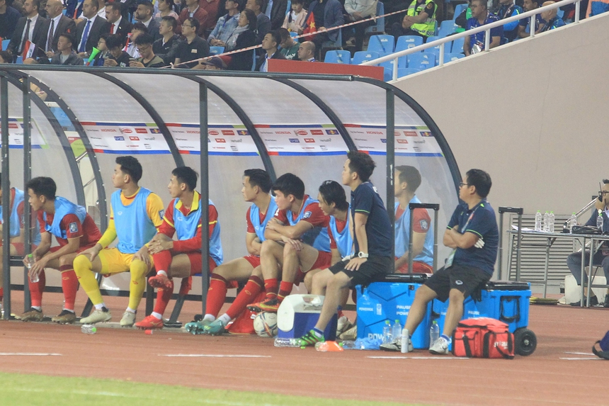 Hoàng Đức ngồi dự bị với nét mặt buồn bã theo dõi trận Việt Nam vs Iraq - Ảnh 4.