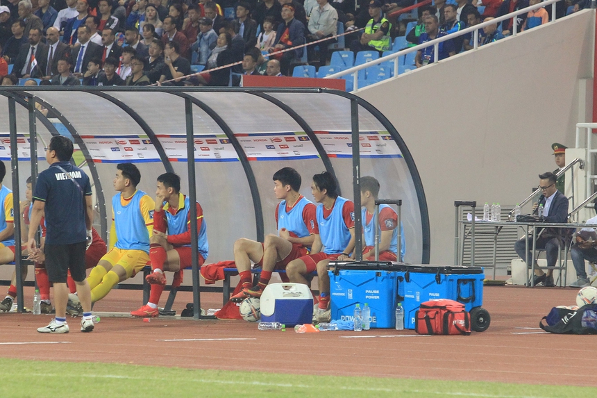 Hoàng Đức ngồi dự bị với nét mặt buồn bã theo dõi trận Việt Nam vs Iraq - Ảnh 2.