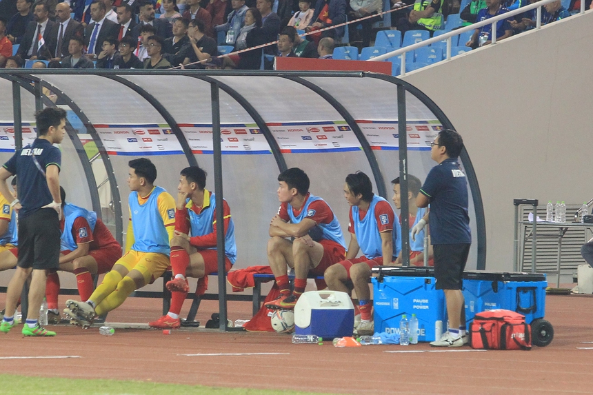Hoàng Đức ngồi dự bị với nét mặt buồn bã theo dõi trận Việt Nam vs Iraq - Ảnh 3.