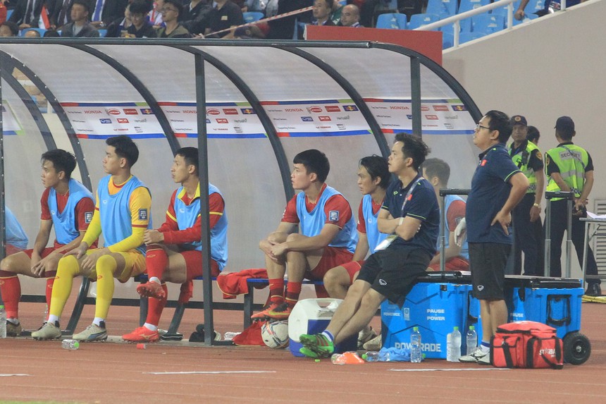 Hoàng Đức ngồi dự bị với nét mặt buồn bã theo dõi trận Việt Nam vs Iraq - Ảnh 5.