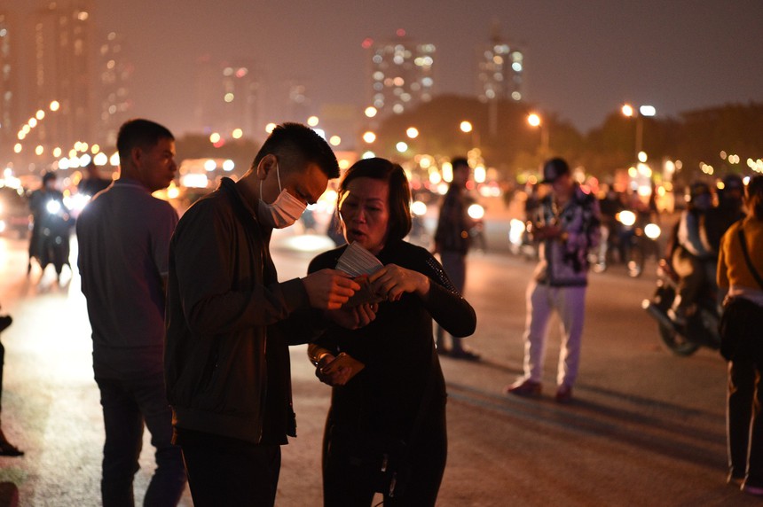 Vé khán đài A trận Việt Nam vs Iraq 'khan hiếm', giá vé 'chợ đen' biến động nhẹ - Ảnh 2.