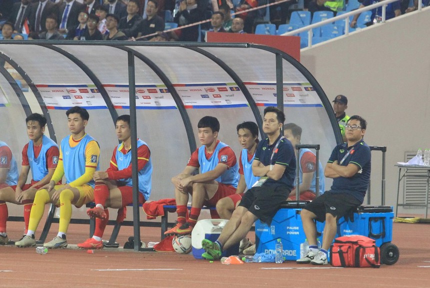 ĐT Việt Nam sở hữu thống kê đáng buồn trong ngày Hoàng Đức bất ngờ ngồi dự bị, HLV Troussier đối diện nỗi lo lớn - Ảnh 3. ĐT Việt Nam sở hữu thống kê đáng buồn trong ngày Hoàng Đức bất ngờ ngồi dự bị, HLV Troussier đối diện nỗi lo lớn - Ảnh 3.