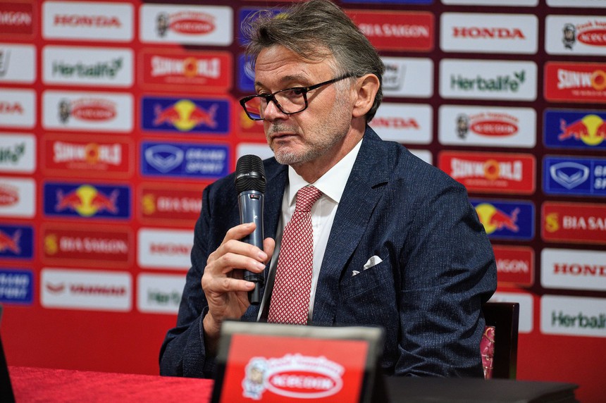 HLV Troussier: ‘Bàn thua phút cuối khiến tôi thật sự thất vọng’ - Ảnh 2.