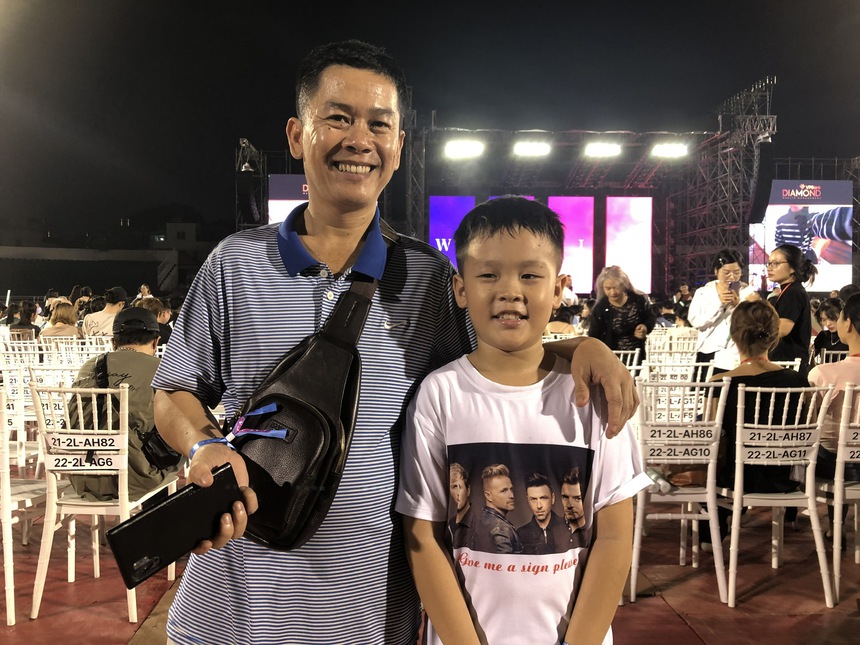 Westlife xin lỗi khán giả vì sợ trời mưa  - Ảnh 3.