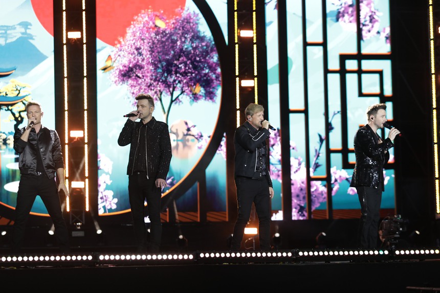 Westlife xin lỗi khán giả vì sợ trời mưa  - Ảnh 1.