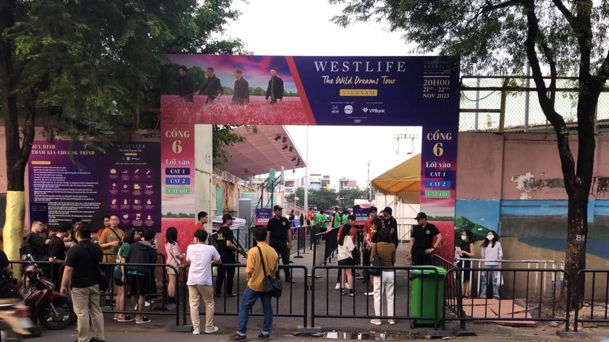 Westlife xin lỗi khán giả vì sợ trời mưa  - Ảnh 8.