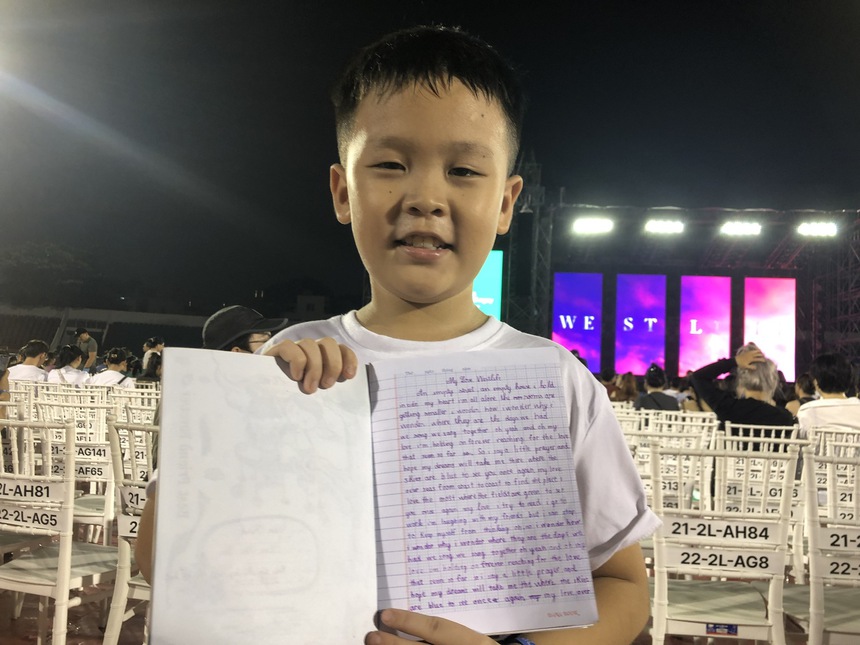 Westlife xin lỗi khán giả vì sợ trời mưa  - Ảnh 2.