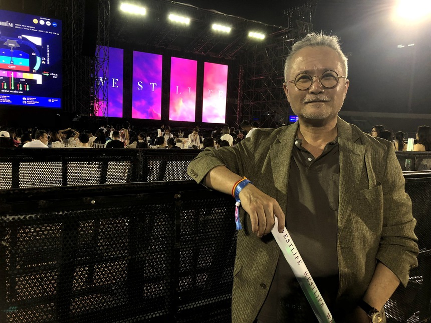 Westlife xin lỗi khán giả vì sợ trời mưa  - Ảnh 4.