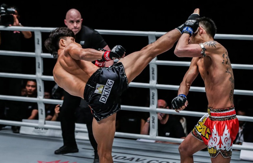 Nguyễn Trần Duy Nhất tung cú đá vòng cầu hạ đo ván cao thủ châu Á, khiến chủ tịch giải đấu danh giá phải khen ngợi hết lời - Ảnh 4.