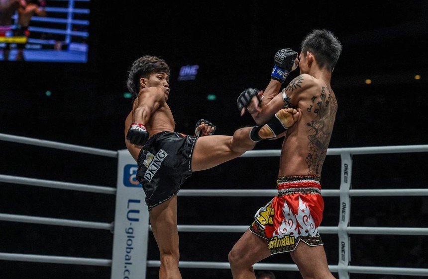 Nguyễn Trần Duy Nhất tung cú đá vòng cầu hạ đo ván cao thủ châu Á, khiến chủ tịch giải đấu danh giá phải khen ngợi hết lời - Ảnh 3.