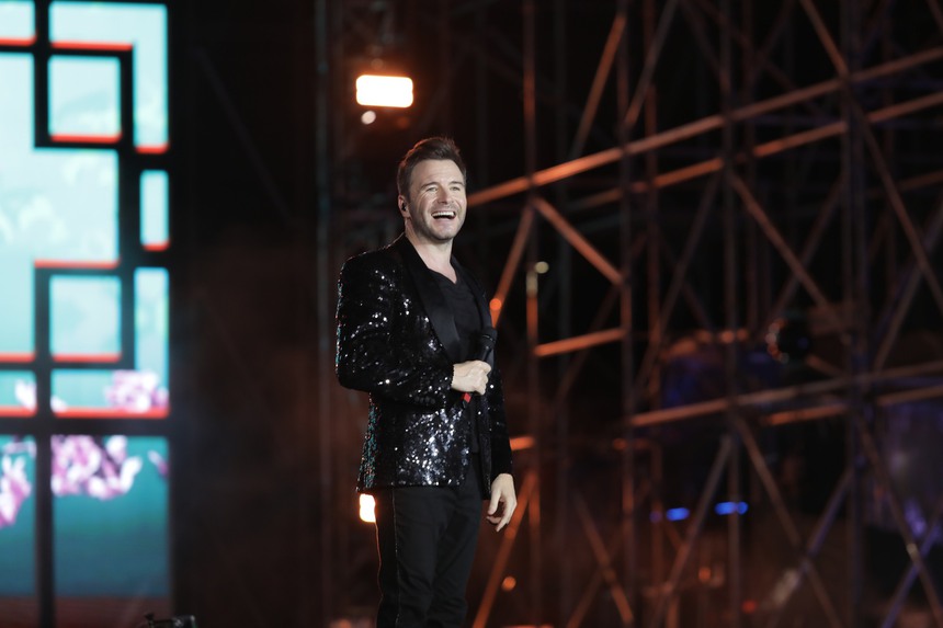 Westlife xin lỗi khán giả vì sợ trời mưa  - Ảnh 7.