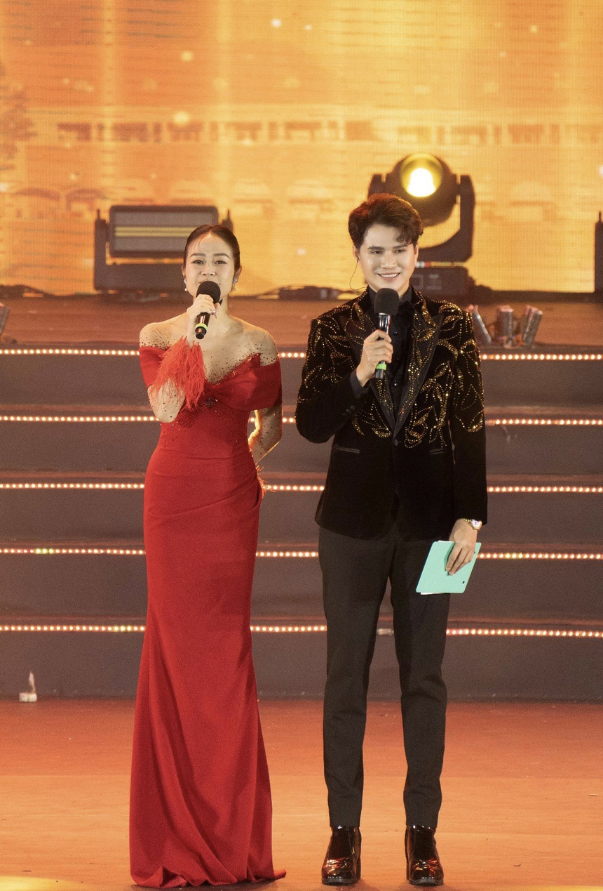 Phí Linh thấy an tâm và thăng hoa khi dẫn chương trình cùng Vũ Mạnh Cường - Ảnh 3.