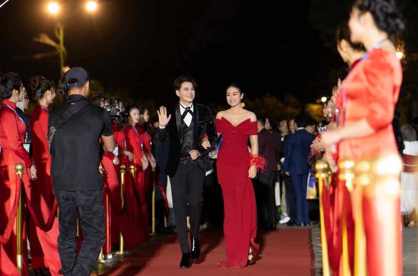 Phí Linh thấy an tâm và thăng hoa khi dẫn chương trình cùng Vũ Mạnh Cường - Ảnh 4.