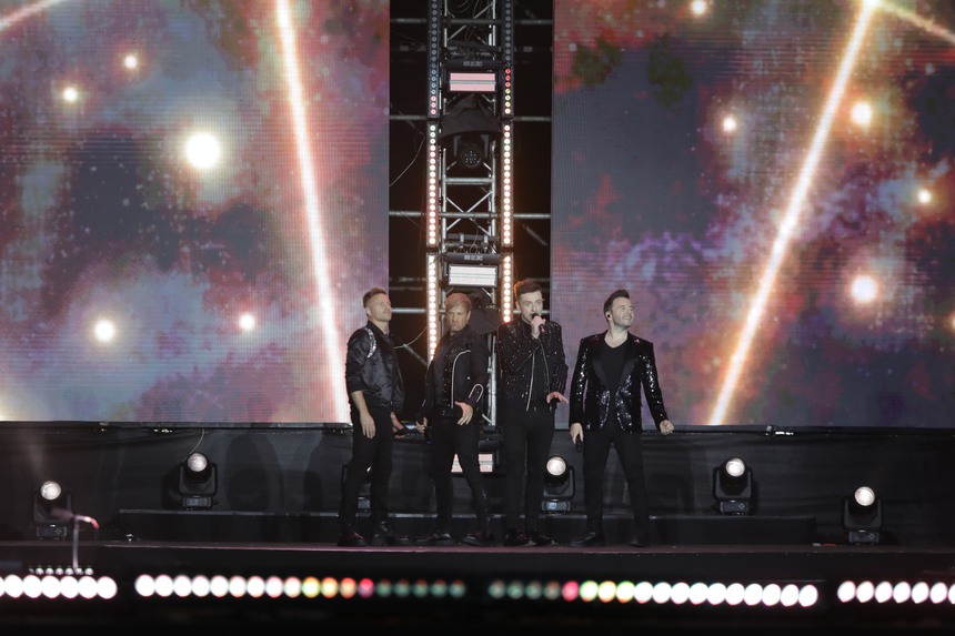 Westlife xin lỗi khán giả vì sợ trời mưa  - Ảnh 5.