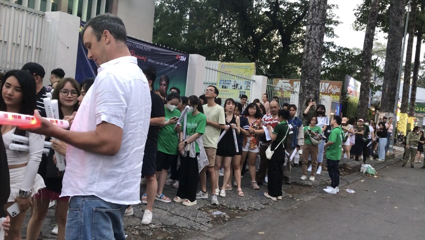 Westlife xin lỗi khán giả vì sợ trời mưa  - Ảnh 6.