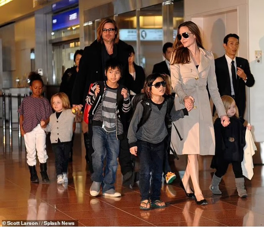 Bạn bè tiết lộ Brad Pitt thấy đau đớn khi bị các con nuôi ghẻ lạnh - Ảnh 1.