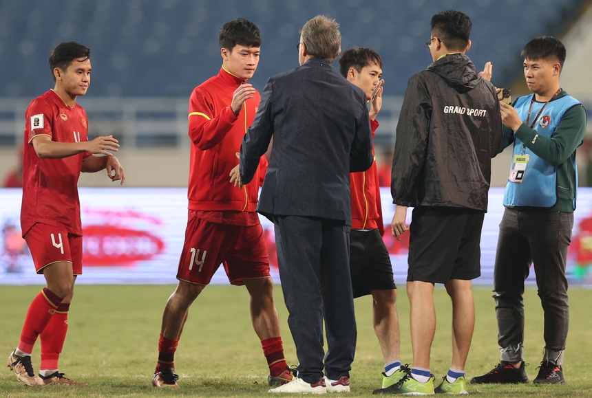 HLV Trần Công Minh: “Đừng lo, ông Troussier vẫn “dành chỗ” cho Hoàng Đức” - Ảnh 1. HLV Trần Công Minh: “Đừng lo, ông Troussier vẫn “dành chỗ” cho Hoàng Đức” - Ảnh 1.