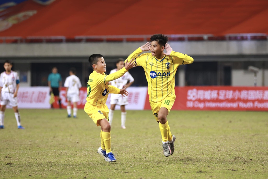 Sao nhí SLNA lập siêu phẩm vào lưới đội bóng châu Âu ở giải quốc tế - Ảnh 3.