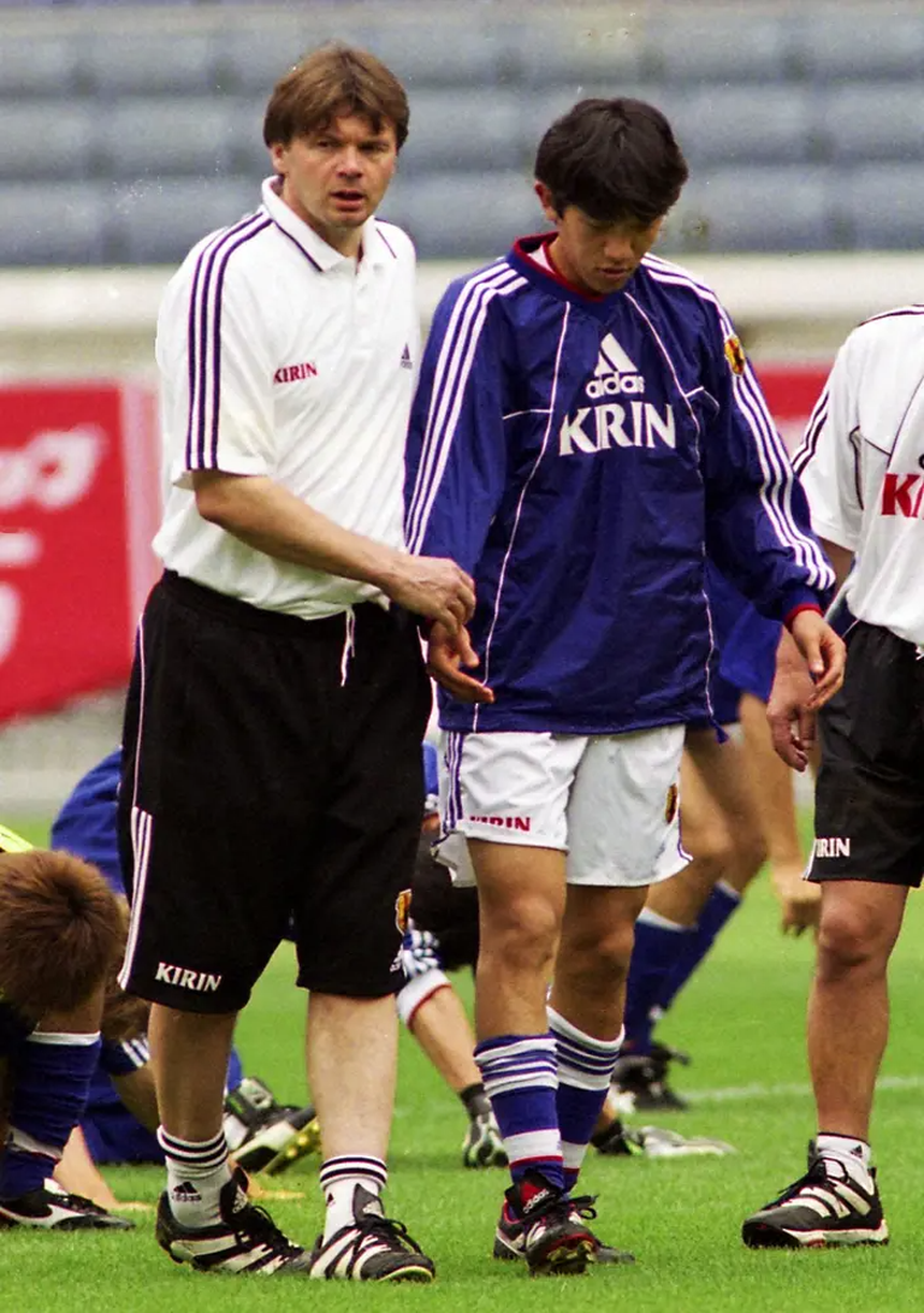 Trước Hoàng Đức, HLV Troussier có quyết định gây tranh cãi kéo dài 20 năm với 'vua sút phạt châu Á' và chuyện về bàn phản lưới nhà không tưởng ở World Cup - Ảnh 2.