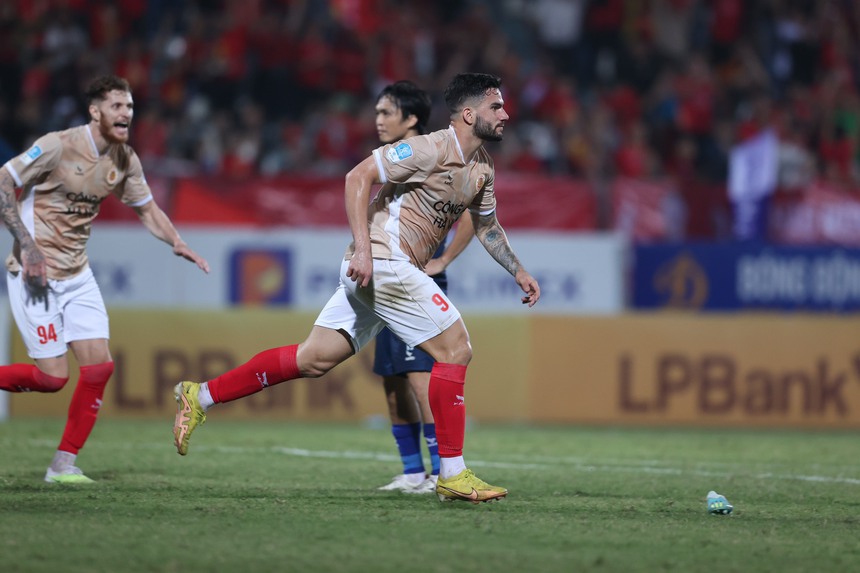 TRỰC TIẾP bóng đá CAHN vs HAGL (2-1): Jefferson đưa CAHN vươn lên dẫn trước - Ảnh 3. TRỰC TIẾP bóng đá CAHN vs HAGL (2-1): Jefferson đưa CAHN vươn lên dẫn trước - Ảnh 3.