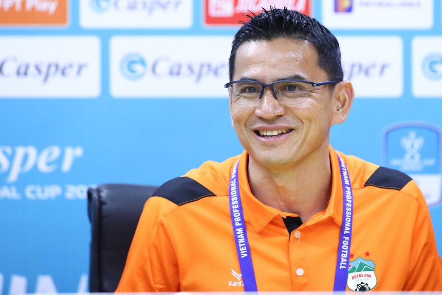 Tin nóng bóng đá Việt sáng 26/11: HLV Kiatisuk từ chối nói về HLV Gong, Công Phượng có thể về Việt Nam - Ảnh 2.