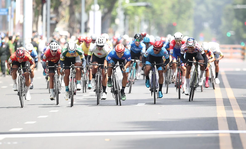 Bỏ lại chấn thương kinh hoàng, Lê Nguyệt Minh đoạt Áo vàng giải xe đạp Nam Kỳ Khởi Nghĩa 2023  - Ảnh 1.