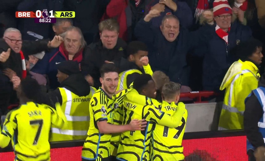 Arsenal lên đầu bảng Ngoại hạng Anh Arsenal lên đầu bảng Ngoại hạng Anh