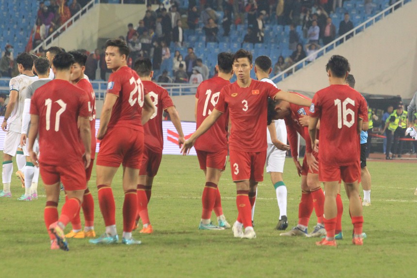 Tin nóng bóng đá Việt tối 26/11: Filip Nguyễn từng giấu vợ chuyện đá bóng, Quang Hải được HLV Troussier giúp đỡ - Ảnh 4.