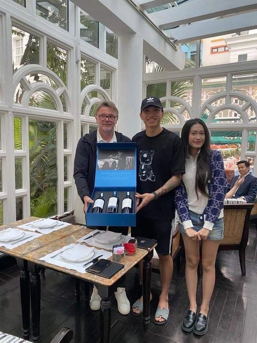 HLV Troussier tặng món quà đặc biệt gì cho Văn Hậu trong đám cưới? - Ảnh 3.