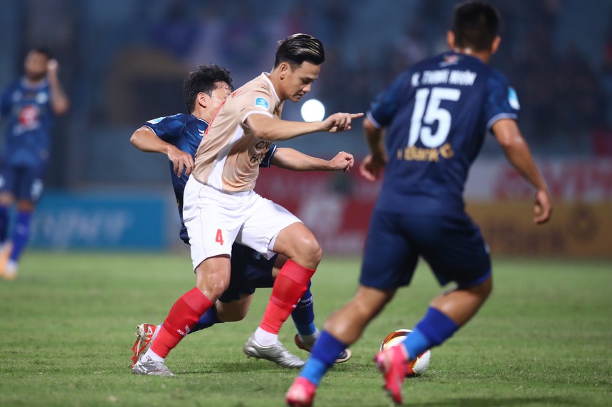 Bị HLV Troussier ngó lơ, Hồ Tấn Tài được thầy Gong đánh giá cao và chỉ ra tố chất đặc biệt sau trận thắng HAGL - Ảnh 2. Bị HLV Troussier ngó lơ, Hồ Tấn Tài được thầy Gong đánh giá cao và chỉ ra tố chất đặc biệt sau trận thắng HAGL - Ảnh 2.