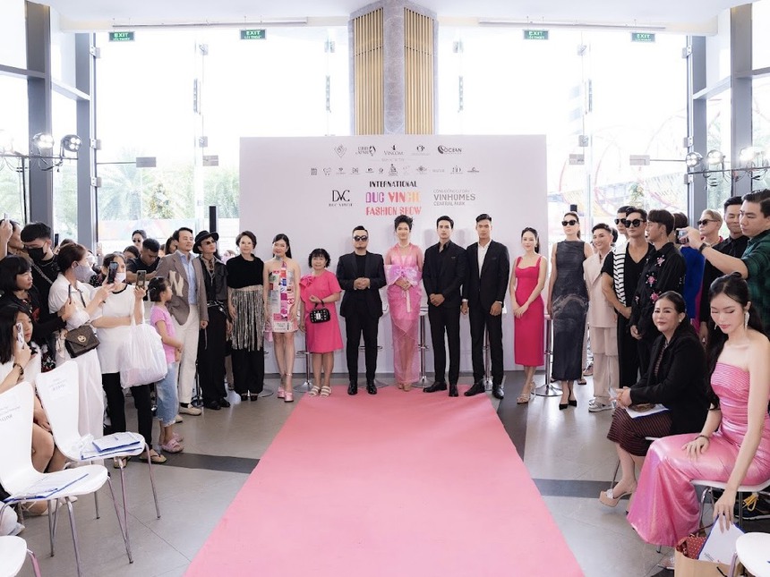 NTK Đức Vincie tìm kiếm người mẫu diễn show thời trang cuối năm - Ảnh 2. NTK Đức Vincie tìm kiếm người mẫu diễn show thời trang cuối năm - Ảnh 2.