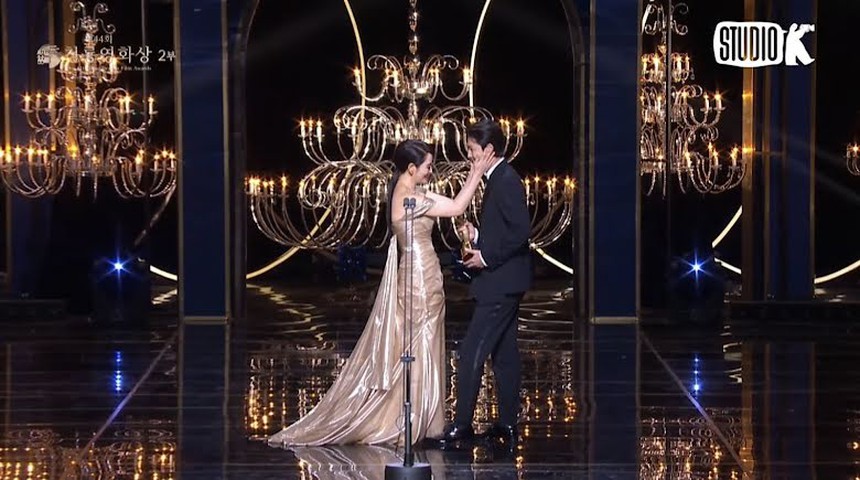 Kim Hye Soo hút mắt với diện mạo 'ngút ngàn', chia tay vai trò MC lễ trao giải Điện ảnh Rồng xanh sau 30 năm - Ảnh 6.