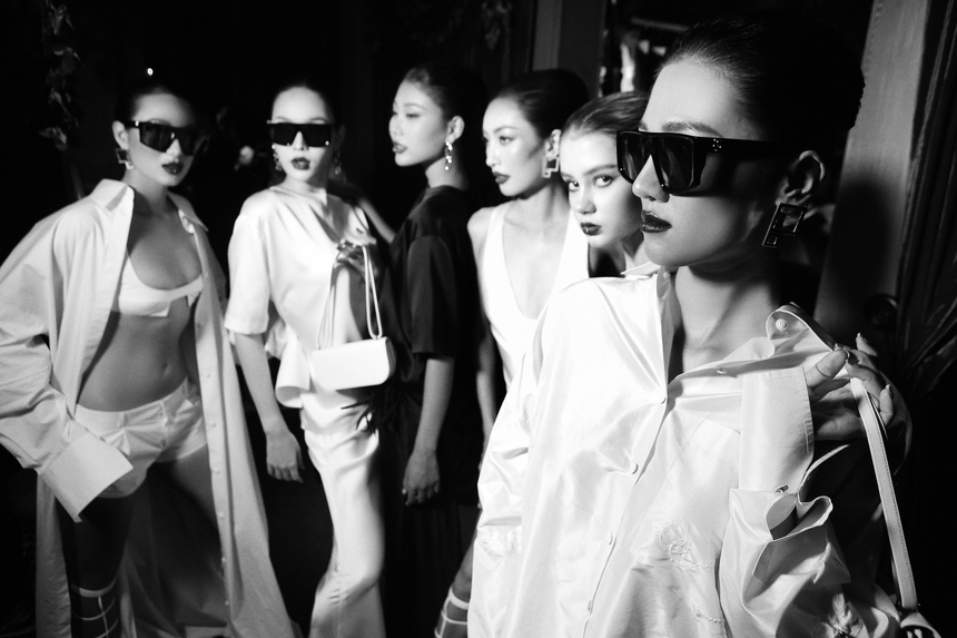 Khám phá hậu trường của 62 'chân dài' trong show Công Trí - Ảnh 2.