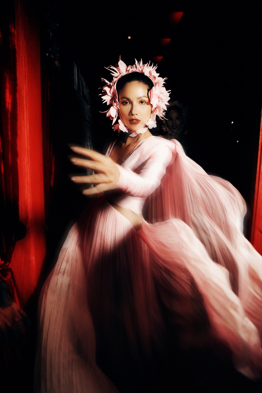 Khám phá hậu trường của 62 'chân dài' trong show Công Trí - Ảnh 4.