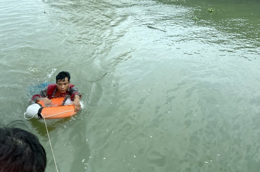 Thành phố Hồ Chí Minh: Cứu hộ thành công người bị trôi trên sông - Ảnh 2.